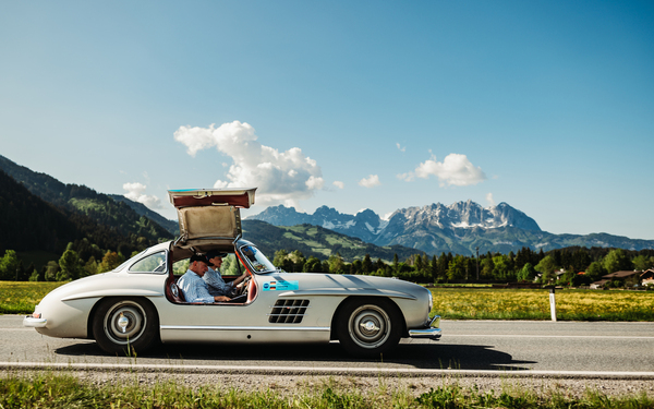 Bild: Mercedes-Benz 300 SL Flügeltürer mit offenen "Flügeln" unterwegs – 36. Kitzbüheler Alpenrallye 2023