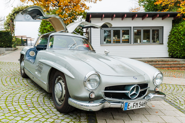 Bild: Mercedes-Benz 300 SL Flügeltürer von 1954 an der Essen Motor Show 2024