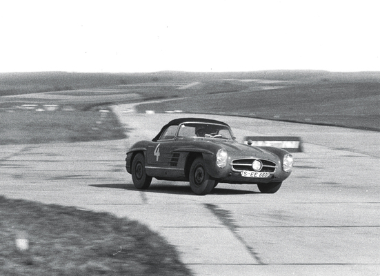 Image: Mercedes-Benz 300 SL Roadster (1956) - Eberhard Mahle at the Pferdsfeld airfield in 1961