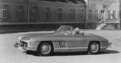 Mercedes-Benz 300 SL Roadster (1957) - mit Sturmhaube ist man auf jeden Fall korrekt gekleidet (© Archiv Automobil Revue) Mercedes-Benz 300 SL Roadster (1957) - mit Sturmhaube ist man auf jeden Fall korrekt gekleidet (© Archiv Automobil Revue)