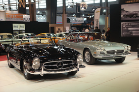 Mercedes-Benz 300 SL Roadster (1960) - neben einem Maserati auf einem Händlerstand - Rétromobile 2015
