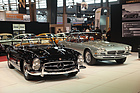 Mercedes-Benz 300 SL Roadster (1960) - neben einem Maserati auf einem Händlerstand - Rétromobile 2015