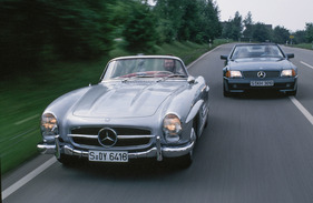 Mercedes-Benz 300 SL Roadster (1960) - setzt der 300 SL-24 hier wirklich zum Überholen an? (1960)