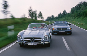 Mercedes-Benz 300 SL Roadster (1960) - wirklich abhängen könnte der einstige Supersportwagen den 30 Jahre jüngeren 300 SL-24 natürlich nicht (1960)