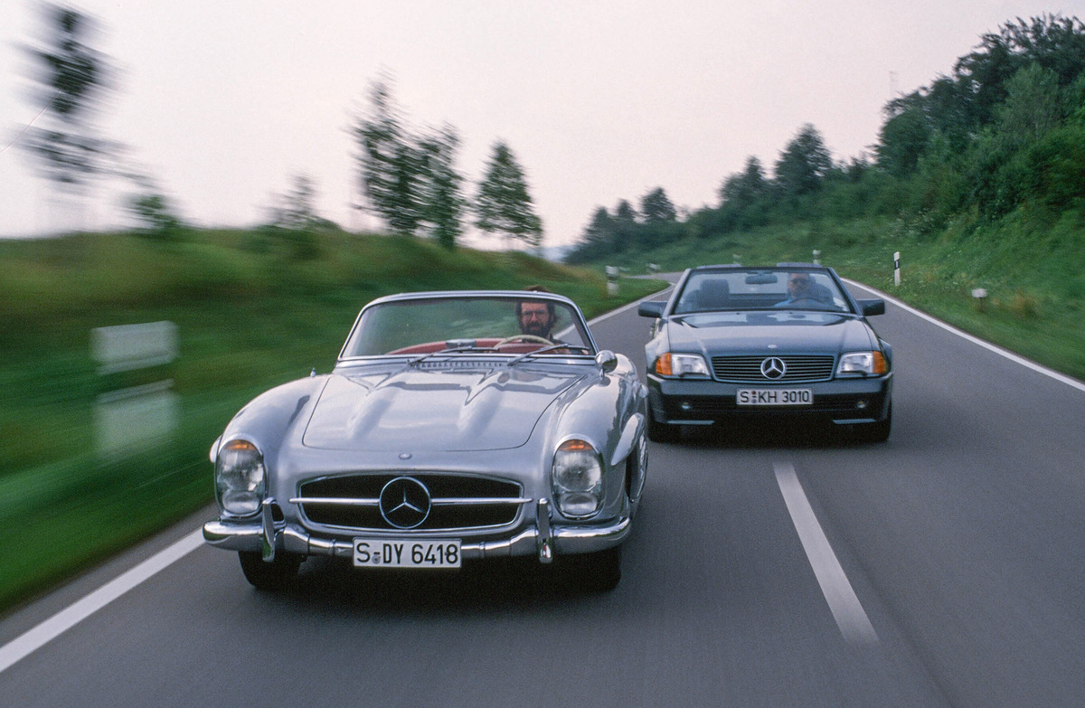 Mercedes-Benz 300 SL Roadster (1960) - wirklich abhängen könnte der einstige Supersportwagen den 30 Jahre jüngeren 300 SL-24 natürlich nicht
