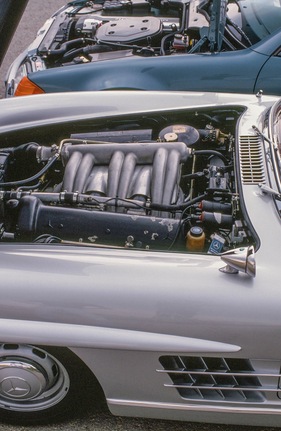 Mercedes-Benz 300 SL Roadster (1960) - zweimal Reihen-Sechszylinder mit Einspritzung, hinten der 300 SL-24 (1960)