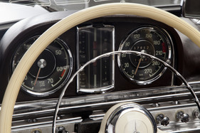 Mercedes-Benz 300 SL Roadster (1961) - als Lot 144 angeboten an der Bonhams Mercedes-Benz-Versteigerung in Stuttgart am 19. März 2016