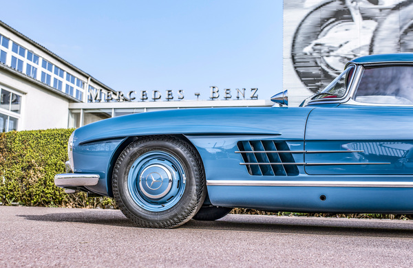 Image: Mercedes-Benz 300 SL Roadster - In front of the Mercedes-Benz Classic Center in Fellbach