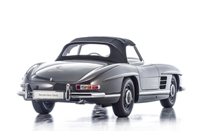 Mercedes-Benz 300 SL Roadster (W 198) (1957) – Handelsfahrzeug von Mercedes- Benz Classic. Exterieuraufnahme von rechts hinten mit geschlossenem Verdeck (1957)
