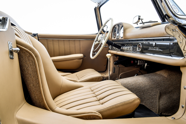 Image: Mercedes-Benz 300 SL Roadster (W 198) (1957) - commercial vehicle from Mercedes- Benz Classic. Interior photo from the right