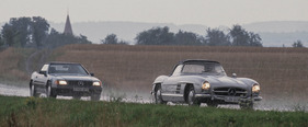 Mercedes-Benz 300 SL Roadster (W 198) und Mercedes-Benz 300 SL-24 (R 129) zusammen unterwegs im Regen (1960)