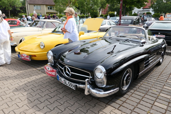 Mercedes-Benz 300 SL Roadster von 1959 neben einem Alfa Spider Typ 115, der vierten und letzten Generation des 27 Jahre lang gebauten Spiders mit Heckantrieb – Einbecker Oldtimertage 2025