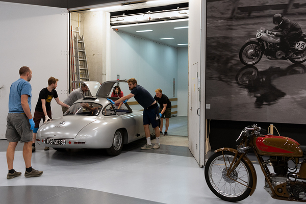 Mercedes-Benz 300 SL (W194) (1952) - auf dem Weg zur Ausstellung - Sonderschau "Grand Prix Suisse 1934–54 - Bern im Rennfieber" im Bernischen Historischen Museum