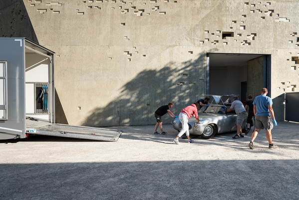 Mercedes-Benz 300 SL (W194) (1952) - beim Ausladen im Museum Bern - Sonderschau "Grand Prix Suisse 1934–54 - Bern im Rennfieber" im Bernischen Historischen Museum