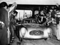 Mercedes Benz 300 SL (W194) von 1952 - Das Siegerteam - Karl Kling und Hans Klenk auf Mercedes-Benz Typ 300 SL (Startnummer 4) werden begeistert empfangen