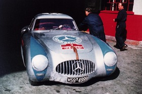 Mercedes Benz 300 SL (W194) von 1952 - Der zweite Wagen (Startnummer 3) des Carrera-Teams, den Hermann Lang und Erwin Grupp (am Wagen) auf Rang Zwei steuerten