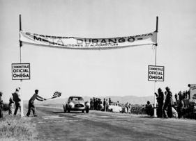 Mercedes Benz 300 SL (W194) von 1952 - Die Sieger Karl Kling und Hans Klenk auf Mercedes-Benz Typ 300 SL werden abgewunken
