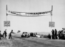 Mercedes Benz 300 SL (W194) von 1952 - Die Sieger Karl Kling und Hans Klenk auf Mercedes-Benz Typ 300 SL werden abgewunken