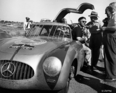 Mercedes Benz 300 SL (W194) von 1952 - Die nachträglich angebrachten Streben schützten die Windschutzscheibe vor Fremdkörpern und Tieren, nachdem der Wagen von Kling:Klenk mit einem Geier kollidiert war