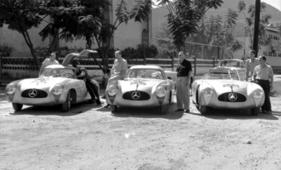 Mercedes Benz 300 SL (W194) von 1952 - Mercedes-Benz-Rennmannschaft von links - Hermann Lang, Erwin Grupp, Hans Klenk und Karl Klink am Mercedes-Benz 300 SL-Coupé (W 194), John Fitch und Eugen Geiger am Mercedes-Benz 300 SL-Roadster (W 194) (1952)