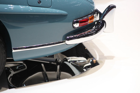 Mercedes-Benz 300 SL - schön präsentiert mit Spiegeln unter dem Auto - auf dem Genfer Automobilsalon 2015
