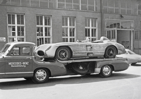 Mercedes-Benz 300 SLR (1954) – mit starken Gebrauchsspuren huckepack auf dem berühmten Renntransporter (1954)