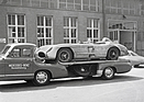 Mercedes-Benz 300 SLR (1954) – mit starken Gebrauchsspuren huckepack auf dem berühmten Renntransporter