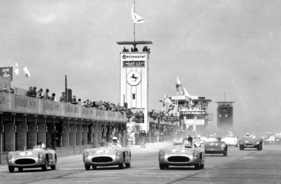 Mercedes Benz 300 SLR (1955) - 18. Internationales ADAC Eifelrennen auf dem Nürburging am 29. Mai 1955 - drei Mercedes in Front - Juan Manuel Fantio (1), Karl Kling (2), Stirling Moss (3)
