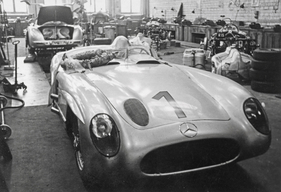 Mercedes-Benz 300 SLR (1955) – Aufgenommen in der Rennabteilung nach Fangios Sieg in Schweden (1955)
