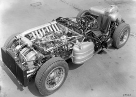 Unter der glattflächigen Hülle des 300 SLR steckte ein ebenso filigraner wie komplizierter Rohrrahmen. Hier das Fahrgestell eines offenen Wagens mit grösserem Kraftstofftank. Hinter dem Vorderrad sitzt der 40 Liter fassende Öltank.
