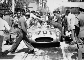 Mercedes-Benz 300 SLR (1955) - Karl Kling bei einem Zwischenhalt an der Mille Miglia 1955