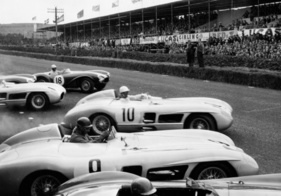 Mercedes-Benz 300 SLR (1955) - Start zur Tourist Trophy auf dem Dundrod Circuit in Nordirland am 17. Sepember 1955 - Fangio (9), neben Stirling Moss (10) und Trips (11) Mercedes-Benz 300 SLR (1955) - Start zur Tourist Trophy auf dem Dundrod Circuit in Nordirland am 17. Sepember 1955 - Fangio (9), neben Stirling Moss (10) und Trips (11)