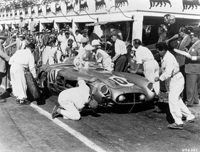 Mercedes Benz 300 SLR (1955) - Stirling Moss an der Targa Florio 1955 an den Boxen zum Reifenwechsel