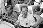 Mercedes Benz 300 SLR (1955) - Stirling Moss mit Denis Jenkinson bei den Startvorbereitungen zur Mille Miglia 1955