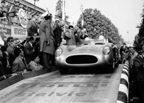 Mercedes Benz 300 SLR (1955) - Stirling Moss und Denis Jenkinson mit Startnummer 722 an der Mille Miglia, die sie siegreich beenden werden