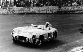 Mercedes Benz 300 SLR (1955) - Stirling Moss und Peter Collins siegen an der Targa Florio 1955 trotz beschädigtem Wagen, Zweite werden Juan Manuel Fangio mit Karl Kling