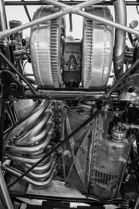Mercedes-Benz 300 SLR (1955) - Vorderradaufhängungen und Motor von unten (Reparatur/Restaurierung 1996)