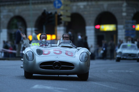 Bild Mercedes-Benz 300 SLR (1955) an der Mille Miglia 2013 mit David Coulthard am Steuer