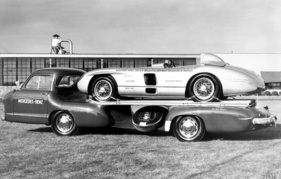 Mercedes-Benz 300 SLR (1955) - aufgeladen auf den schnellen Renntransporter "Das blaue Wunder"