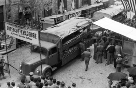 Mercedes-Benz 300 SLR (1955) - der Renntransporter Typ L 311 / L 312 bringt den Rennwagen zur Rennstrecke der Targa Florio in Sizilien