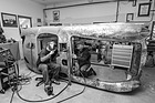 Mercedes-Benz 300 SLR (1955) - die Arbeit am Magnesiumblech ist heikel (Reparatur/Restaurierung 1996)