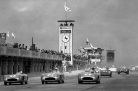 Mercedes-Benz 300 SLR (1955) - drei Werkswagen mit Juan Manuel Fangio (Sieger), Stirling Moss (Platz 2) und Karl Kling (Platz 4, Nummer 2) beim Eifelrennen 1955