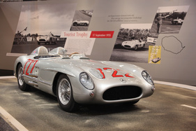 Mercedes-Benz 300 SLR (1955) - ganz so schön sah der Wagen am Ende der Mille Miglia damals allerdings nicht mehr aus - Techno Classica 2015
