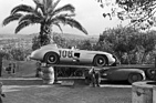 Mercedes-Benz 300 SLR (1955) - im Oktober 1955 an der Targa Florio, verladen auf dem berühmten blauen Schnell-Renntransporter