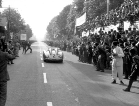 Mercedes Benz 300 SLR (1955) - nur aus dieser Perspektive sahen die Gegner den siegreichen Wagen mit der Nummer 722 von Stirling Moss und Denis Jenkinson