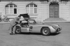 Bild: Mercedes-Benz 300 SLR (1956) - Interieur wird geprüft