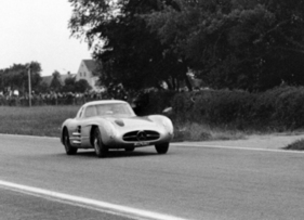 Beim Grossen Preis von Schweden 1955 diente das Uhlenhaut-Coupé als Ersatzwagen für Fangio und Moss. Zum Renneinsatz kam es jedoch nicht. Es blieb bei Trainingsrunden ausserhalb der Wertung.