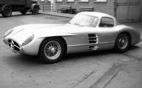 Coupé Nummer Sieben auf dem Werksgelände Diese Perspektive betont die ohnehin schon überlange Motorhaube. Gerade noch zu erahnen ist die kleine Plakette zwischen Kühlergrill und Haube, die dem zweiten Coupé fehlt.