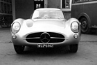 Coupé Nummer Sieben auf dem Werksgelände 1955. Der ovale Schmollmund mit zentralem Stern feiert bei Mercedes-Benz heute eine Renaissance.