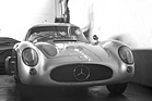 Bild: Mercedes-Benz 300 SLR "Uhlenhaut-Coupé" (1955) – Nummer 007/55 mit Lufthutze und Windabweiser im Mercedes-Benz-Lager in Fellbach